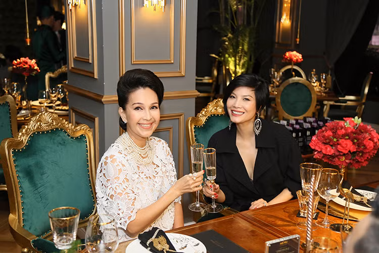 Hơn 10 năm nay Cẩm Nhung đã không còn hoạt động nghệ thuật mà chuyển hướng sang kinh doanh.