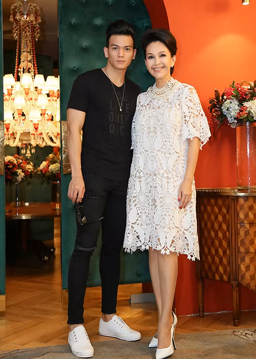 Diễm My chụp ảnh với chàng thơ của Đỗ Mạnh Cường là người mẫu Lê Xuân Tiền.