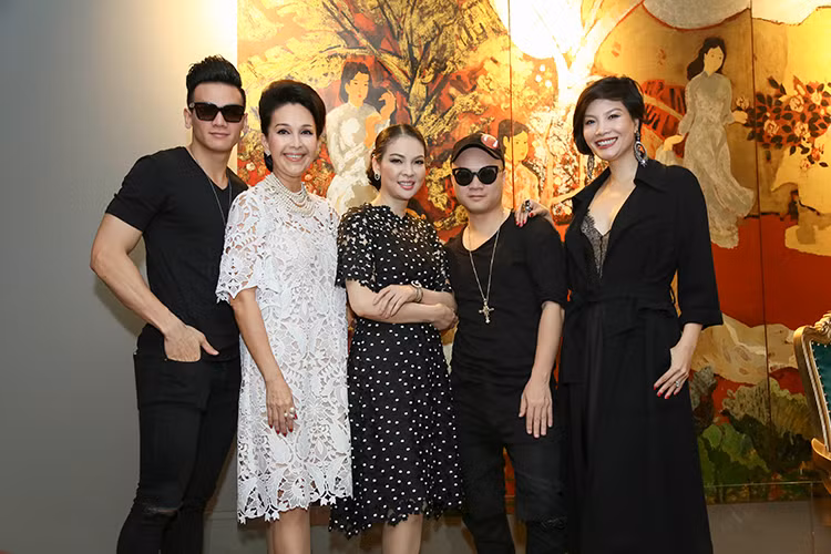 Ở tuổi 41, Vũ Cẩm Nhung vẫn giữ được vóc dáng và thần thái của một siêu mẫu. Hiện tại, cô có cuộc sống viên mãn.