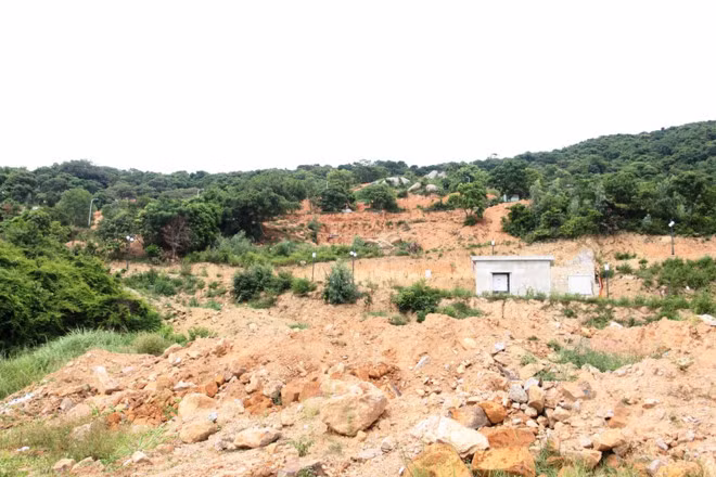 Khu vực 40 móng biệt thự ở bán đảo Sơn Trà thuộc Khu du lịch sinh thái Biển Tiên Sa đã bị tạm ngừng thi công. Ảnh: Đắc Đức.