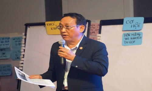 Ông Huỳnh Tấn Vinh, Chủ tịch Hiệp hội du lịch Đà Nẵng trình bày giải pháp tại hội thảo. Ảnh: Giáp Hồ.