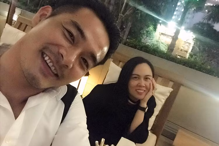 Dù vướng ồn ào, Quách Ngọc Ngoan vẫn luôn dành những hành động lãng mạn cho Phượng Chanel. Nam diễn viên cũng thường sánh đôi bên bạn gái tham dự các sự kiện của làng giải trí. Ảnh: FBNV