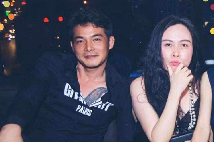 Sau nhiều lần úp mở có tình mới, tháng 10/2015, Quách Ngọc Ngoan đăng tải hình ảnh Phượng Chanel đồng thời đính kèm một bài thơ: “Để cho em nhẹ bước trên đường rộng. Để gió mơn man mái tóc bồng. Má em hồng thế, môi hôn nắng. Ta nguyện một đời kẻ tình si". Ảnh: FBNV