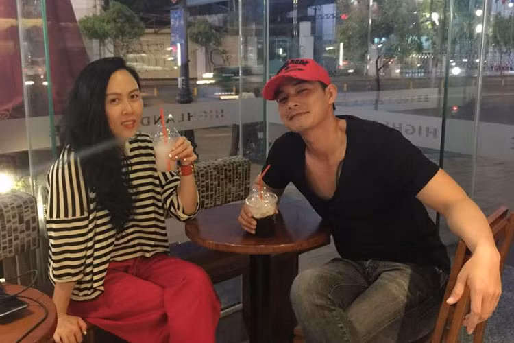 Phượng Chanel là bà mẹ của 2 con. Cô quen Quách Ngọc Ngoan khi anh tham gia một số chương trình ở công ty của cô. Sau này, khi nghe kể về hoàn cảnh gia đình Quách Ngọc Ngoan, cô bắt đầu quý mến anh. Ảnh: FBNV