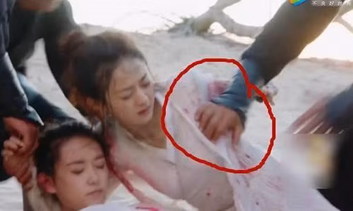 Trieu Le Dinh bi quay roi tren phim truong gay buc xuc