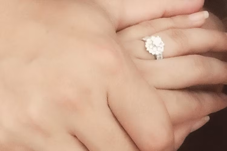 Nhân dịp kỷ niệm 1 năm đính hôn, diễn viên Thành Đạt tặng nhẫn kim cương cho Hải Băng đồng thời tổ chức một bữa tiệc lãng mạn.