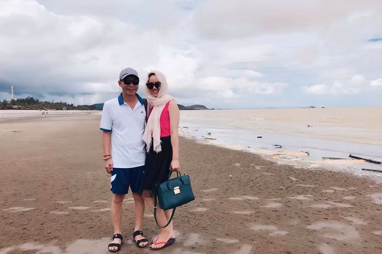 Danh hài Công Lý đăng tải hình ảnh bên bạn gái Ngọc Hà trong chuyến đi Cửa Lò, Nghệ An là một trong những tin tức sao Việt trong ngày 28/7.