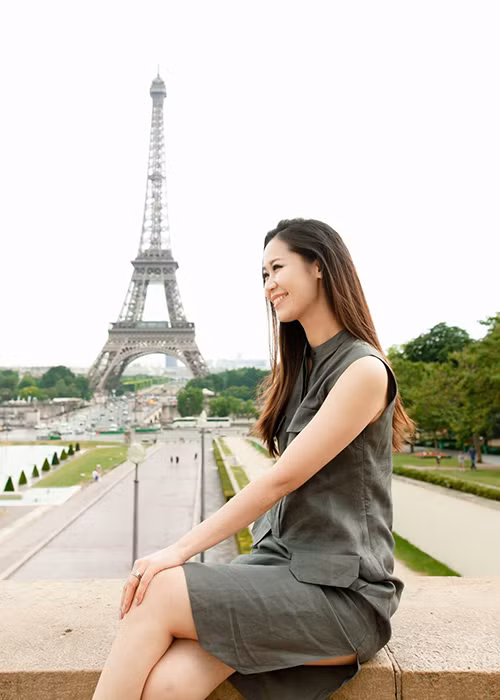 Hoa hậu Dương Thùy Linh du lịch Paris. "Tháp Eiffel đón em ngày âm u quá! Nhưng ngày rời Paris em vẫn để quên con tim. Đúng là được đi du lịch là một đặc ân! Cám ơn cuộc đời đã đưa mình đến những ngã rẽ để mình có được như ngày hôm nay. 4 năm trước chỉ có nhìn ảnh của các bạn bè thành đạt, đi khắp nơi trên thế giới mà thòm thèm và ghen tị. Giờ thì đúng kiểu đường và chân là đôi bạn thân!”, cô chia sẻ.