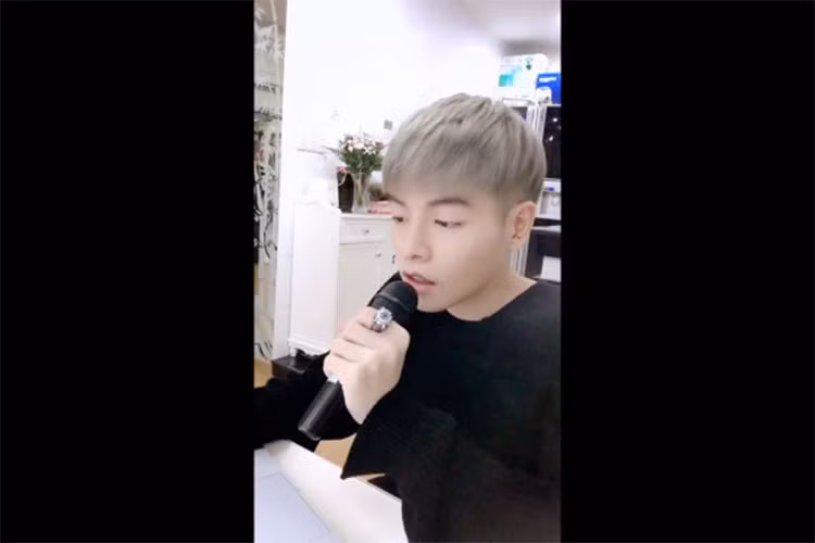 Đức Phúc hiện tại trông hoàn toàn khác với trước kia với gương mặt thon gọn, sống mũi cao như một hot boy. Ảnh: Thể thao văn hóa