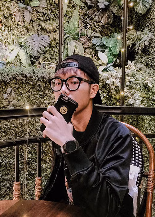 Trên trang cá nhân, nam ca sĩ thỉnh thoảng chia sẻ một số hình ảnh úp mở về diện mạo mới. Ảnh: FBNV