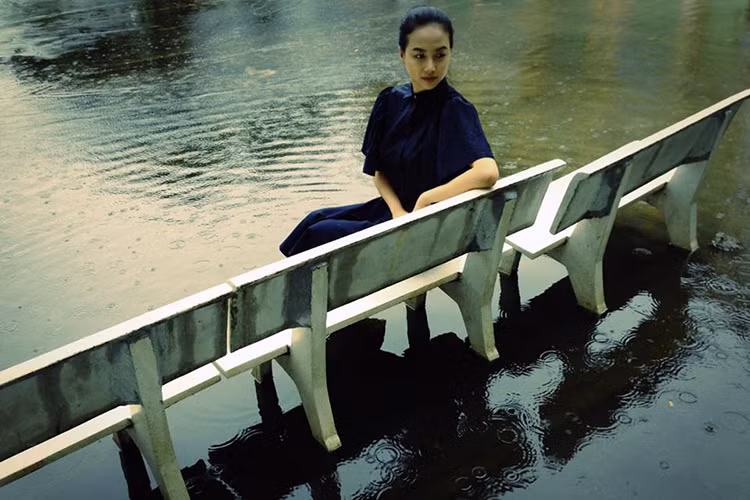 Đinh Ngọc Diệp than thở trời mưa ảnh hưởng đến tiến trình quay bộ phim do ông xã Victor Vũ làm đạo diễn.