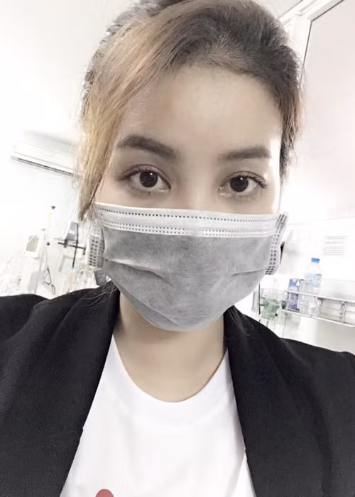 Hoa hậu Phạm Hương mệt mỏi chăm sóc bố đang ốm. “Dù bao khó khăn con cũng sẽ vượt qua…”, cô tự động viên bản thân.