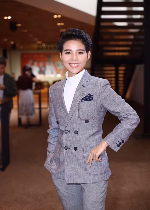 Vũ Cát Tường tươi tắn trong buổi họp báo ra mắt chương trình Giọng hát Việt nhí 2017. Năm nay, cô tiếp tục ngồi ghế huấn luyện viên.