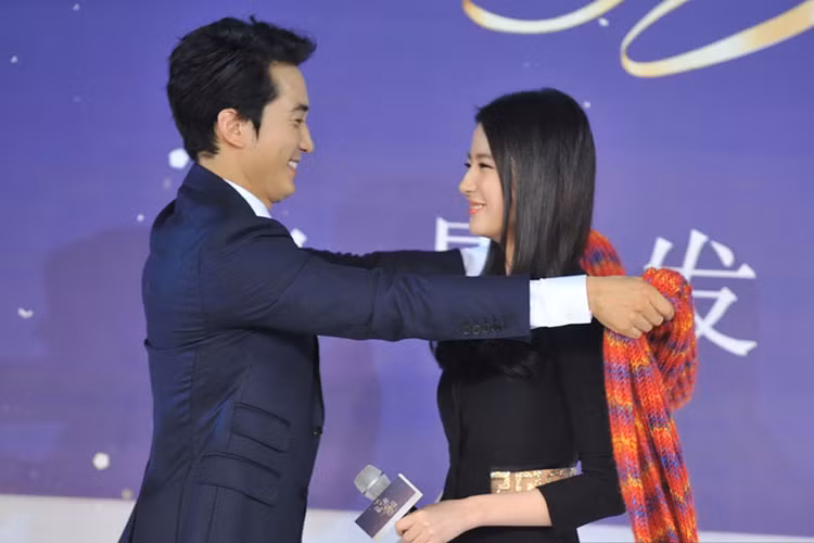 Song Seung Hun chia sẻ, anh phải lòng Lưu Diệc Phi từ cái nhìn đầu tiên. Sau khi công khai mối quan hệ tình cảm, cả hai thường xuyên xuất hiện tình tứ bên nhau. Tuy nhiên, cặp đôi từng vướng nghi vấn giả vờ yêu để PR phim. Ảnh: Tân hoa xã
