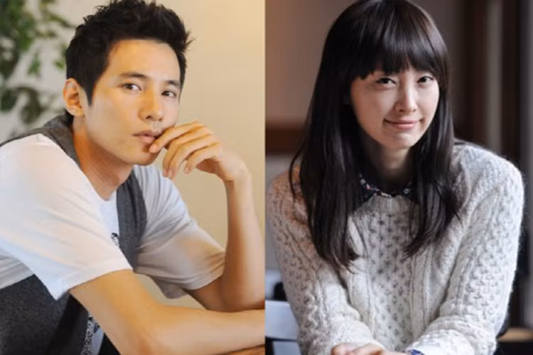 Won Bin hẹn hò bí mật với Lee Na Young vào năm 2011. Cặp đôi chỉ công khai mối quan hệ khi nam diễn viên bị paparazzi chộp được cảnh đến khu nhà của bạn gái vào tháng 8/2013. Kể từ khi xác nhận chuyện tình cảm, cặp đôi hiếm khi để lộ hình ảnh tình tứ bên nhau. Ảnh: Soompi