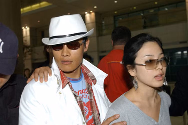 Trước khi đến với Song Joong Ki, nữ diễn viên phim “Trái tim mùa thu” đã có 2 mối tình sâu đậm với 2 tài tử Lee Byung Hun và Huyn Bin. Với Lee Byung Hun, Song Hye Kyo thừa nhận có mối quan hệ tình cảm vào năm 2003. Ảnh: Soompi