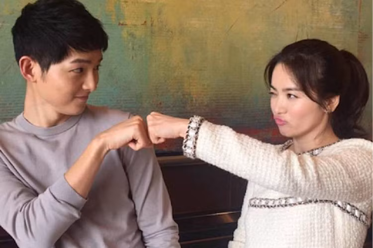 Song Hye Kyo - Song Joong Ki đã nên duyên từ bộ phim đình đám “Hậu duệ mặt trời” lên sóng năm 2016. Cả hai rất xứng đôi vừa lứa khi đều là diễn viên nổi tiếng, giàu có. Sau nhiều lần bị đồn hẹn hò, Song Hye Kyo và Song Joong Ki mới tuyên bố là một nửa của nhau. Ảnh: Dramafever