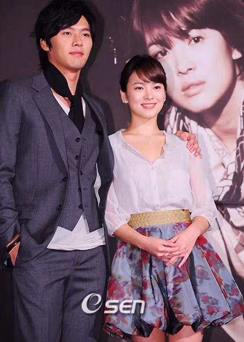 Năm 2008, Song Hye Kyo công khai hẹn hò với Hyun Bin - nam diễn viên kém cô 1 tuổi và đóng chung phim Worlds Within. Mối tình đẹp này sau 2 năm thì tan vỡ. Dù chia tay, Hyun Bin và Song Hye Kyo vẫn luôn dành lời tốt đẹp cho nhau. Ảnh: Osen