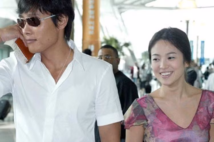 Song Hye Kyo và Lee Byung Hun gặp nhau trên phim trường All In và được xem là cặp đôi đẹp. Tuy nhiên, năm 2004, Song Hye Kyo và Lee Byung Hun đường ai nấy đi. Hậu chia tay, nữ diễn viên buồn bã một thời gian đến nỗi sụt cân. Ảnh: Dramafever