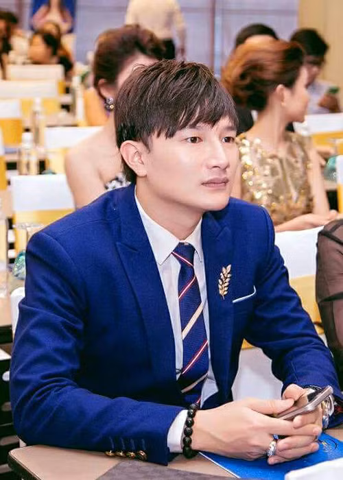 “Mở một cánh cửa mới, chấp nhận đối đầu với những thử thách và khó khăn mới”, Hữu Tiến chia sẻ trên trang cá nhân trước những ý kiến trái chiều về nhan sắc của mình. Ảnh: FBNV