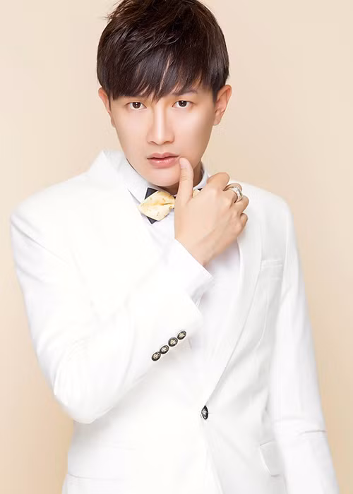 Hữu Tiến có niềm đam mê ca hát. Trong thời gian vừa qua, chàng trai gốc Cần Thơ đã cho ra mắt một số MV. Ảnh: FBNV