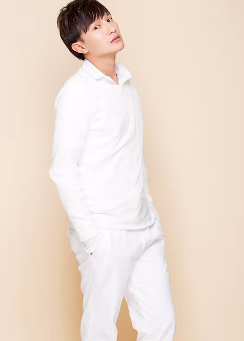 Hữu Tiến đăng quang Nam vương người Việt thế giới 2017 trong khi đó Phan Ngọc Luân giành vị trí á vương. Ảnh: FBNV