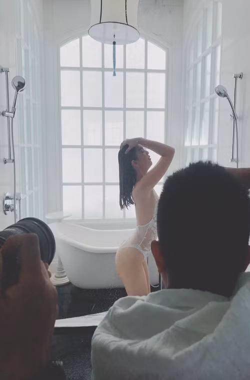 Ngọc Trinh diện trang phục mỏng như sương chụp ảnh. (Ảnh: Facebook)