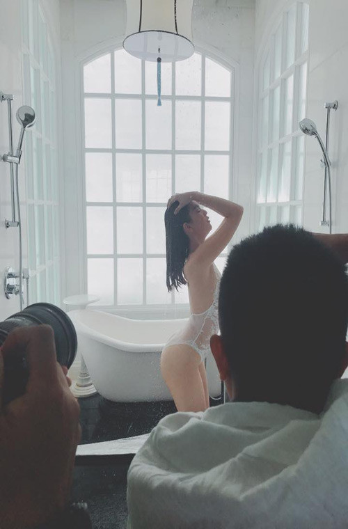 Ngọc Trinh diện trang phục mỏng như sương chụp ảnh. (Ảnh: Facebook)