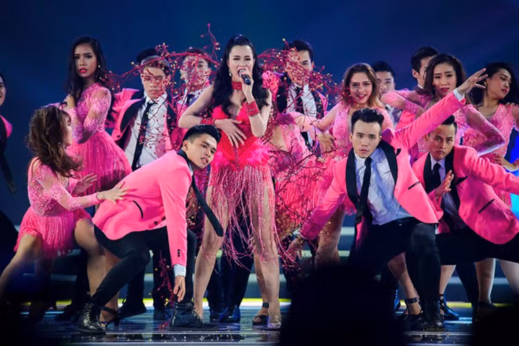 Đông Nhi mất phần nào sức hút bởi việc lựa chọn bộ cánh đính kết nhiều chi tiết lông và tua rua sến sẩm. Ảnh: Zing