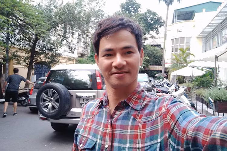 Danh hài Xuân Bắc làm thơ: "Mình có cái áo mới/ Một người bạn tặng cho/ Lâu lắm rồi chưa mặc/ Sơ mi kẻ caro/ Seo phì vội 2 phát/ Kịp thời ắp lên đây/ Kìa mặt không son phấn/ Sao má mình hây hây".