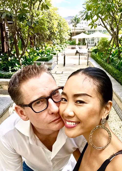 Vợ chồng Đoan Trang cùng nhau đi du lịch nhân dịp kỷ niệm 5 năm bên nhau. Nữ ca sĩ còn hóm hỉnh chia sẻ: “Tạm coi như về già cháu nhặt được cây kiếm mủ đi. Mà cây kiếm mủ này tính đến đúng hôm nay là cháu xài được tròn 5 năm rồi. Còn xài được thêm bao nhiêu năm nữa thì cháu chịu”.