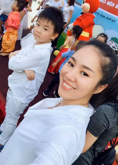 Lê Phương đồng hành cùng con trai tham gia hoạt động ngoại khóa của trường.