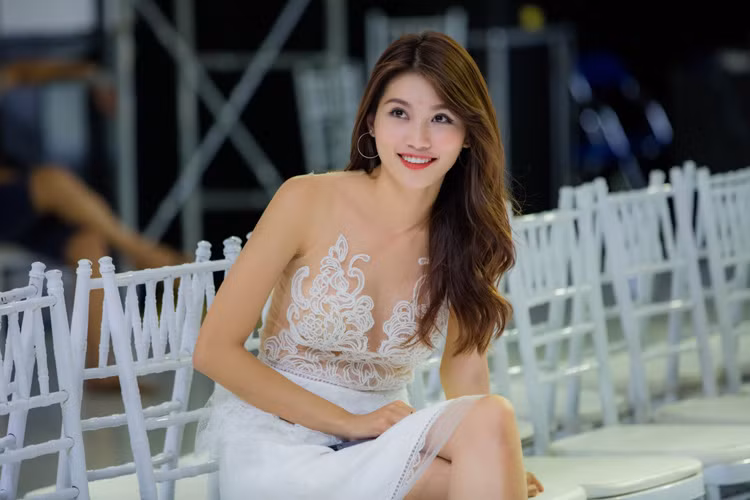 Dù phải di chuyển liên tục sau chuyến bay, Quỳnh Châu vẫn giữ được phong thái rạng rỡ và cuốn hút khi bắt đầu ngay vào công việc. Quỳnh Châu đảm nhận một vị trí quan trọng của show diễn nên cô ý thức tập luyện liên tục. Nữ người mẫu diện váy ren xuyên thấu khoe vòng một gợi cảm.