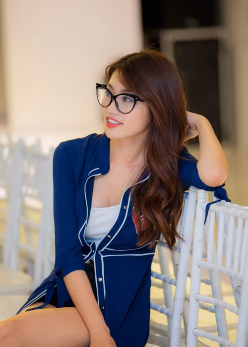 Diện áo quây cùng quần short jeans, Quỳnh Châu khéo léo kết hợp áo khoác dáng dài, tạo nên một tổng thể vừa năng động mà không kém phần gợi cảm.