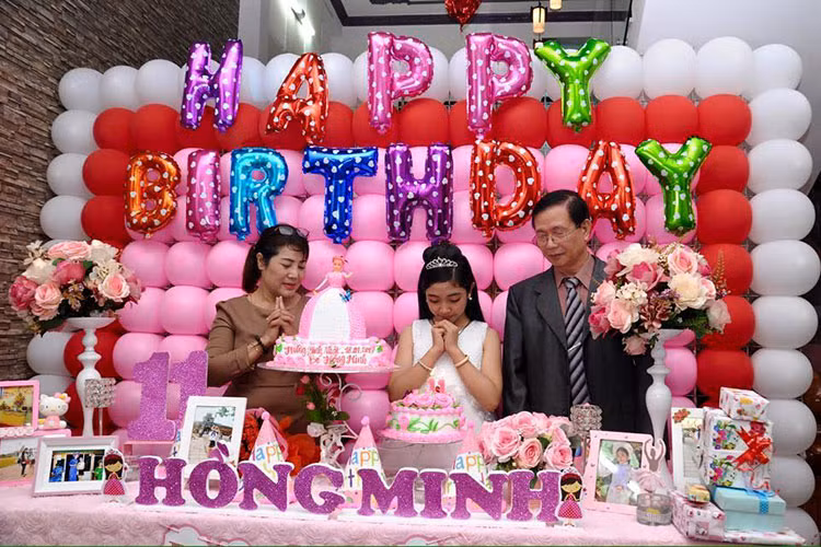 Hình ảnh Hồng Minh hạnh phúc đón tuổi mới trong sinh nhật lần thứ 11.