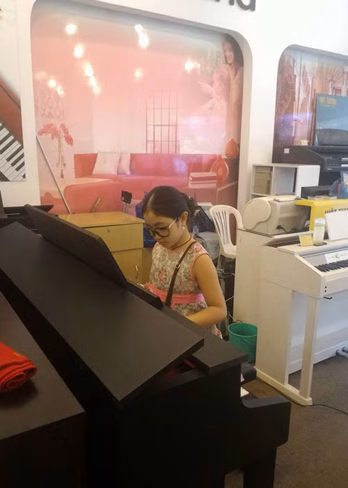 Hồng Minh tập trung học hành nhưng vẫn nuôi đam mê âm nhạc và theo đuổi con đường trở thành ca sĩ chuyên nghiệp. Vì vậy, cô nhóc tiếp tục học thanh nhạc, tập đàn ở Đà Nẵng.