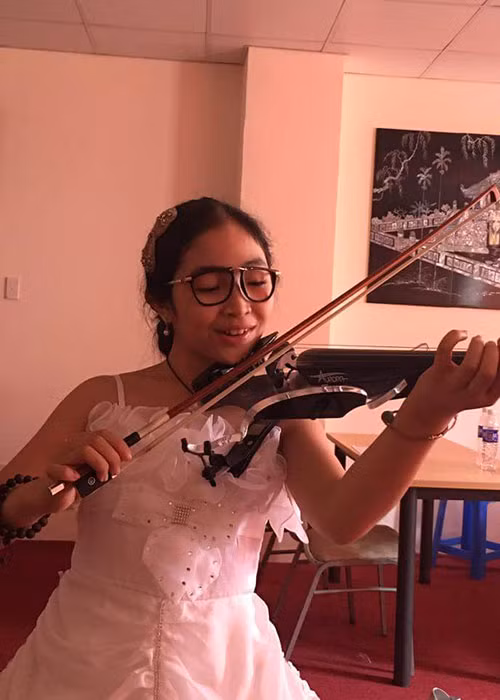 Ngoài chăm chỉ tập luyện đàn piano, quán quân The Voice Kids 2015 còn có quyết định học thêm nhiều loại nhạc cụ khác để trở thành một ca sĩ tài năng.