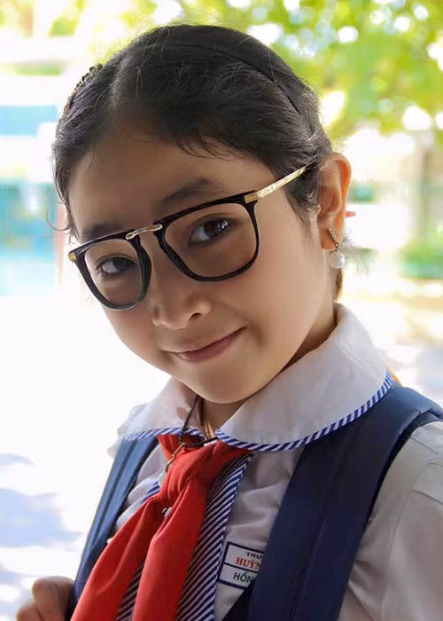 Giọng ca nhí gốc Đà Nẵng đang có một cuộc sống bình dị sau khi rời cuộc thi. Hồng Minh đã được bố mẹ định hướng phải hoàn thành tốt việc học tập.