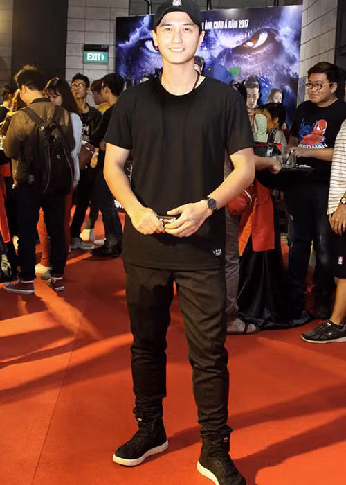 Ngày 11/7, Huỳnh Anh xuất hiện tại buổi ra mắt một bộ phim. Sau khi chụp ảnh ở sân khấu, anh nhanh chóng rời khỏi khu vực tổ chức sự kiện. Ảnh: Dân Việt