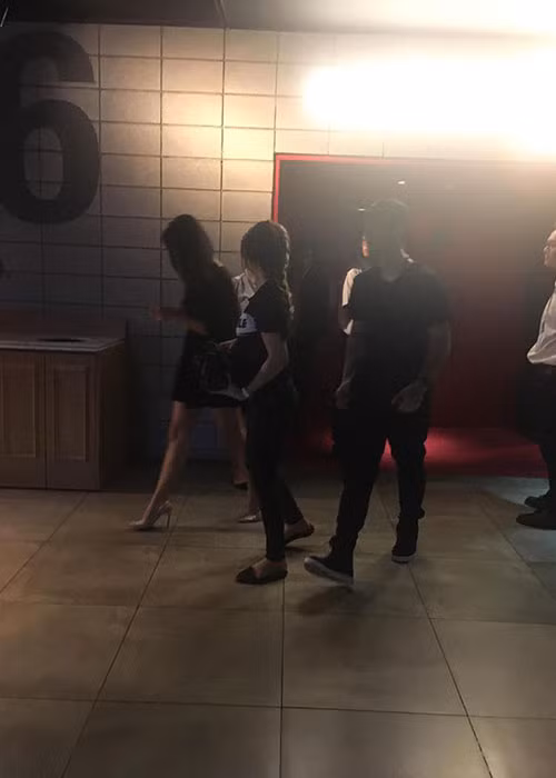 Tuy nhiên, khi buổi chiếu bắt đầu, Huỳnh Anh vào xem phim cùng Hoàng Oanh. Sau buổi chiếu, cả hai đã đi tách riêng và nhanh chóng rời khỏi sự kiện. Ảnh: Dân Việt