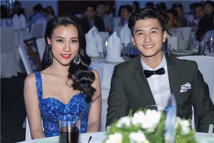 Đầu tháng 6/2017, Hoàng Oanh và Huỳnh Anh chia tay sau 3 năm hẹn hò. Sau tuyên bố đường ai nấy đi, cả hai bất ngờ chạm mặt tại một sự kiện. Tuy không còn chung bước nhưng Hoàng Oanh và Huỳnh Anh vẫn vui vẻ trò chuyện cùng nhau. Ảnh: Saostar