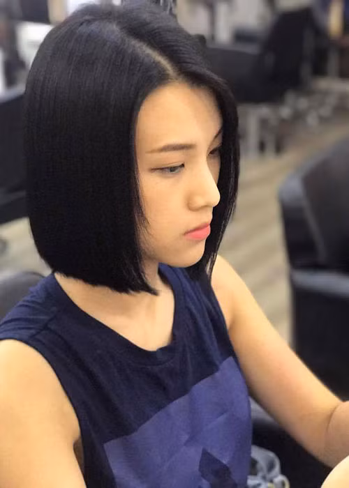 Hoàng Oanh cũng quyết định cắt đi mái tóc dài mượt mà, duyên dáng của mình. Ảnh: FBNV