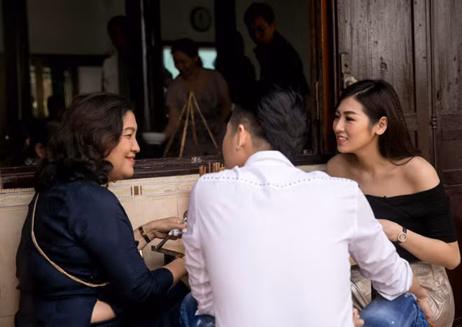 Phat sot: Noo Phuoc Thinh dua ban gai ve Hue gap ho hang-Hinh-2