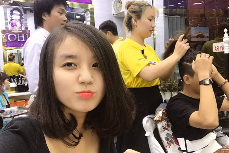 Mới nhất, bạn gái Hoài Lâm tiếp tục tiết lộ món quà sinh nhật thứ 2 dành cho anh. Theo đó, Hoàng Ngọc chia sẻ hình ảnh bên bạn trai ở một tiệm cắt tóc đồng thời viết: “Có 1 lời nguyền không bao giờ cắt tóc ngắn và giờ gặp người phá bỏ lời nguyền... người lấy tóc của tui nối vào đầu của mình”. Ảnh: FBNV