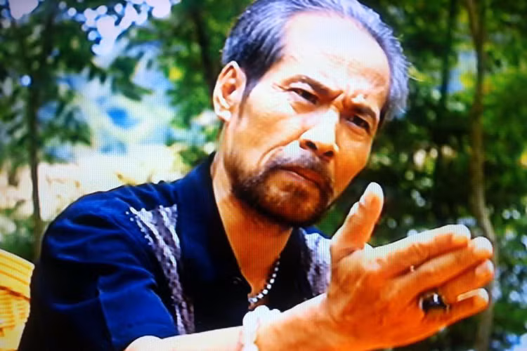 Sau khi ra trường, Chu Hùng làm việc tại Nhà hát kịch Hà Nội. Với ngoại hình dữ dằn, ông thường được giao vai phản diện và được đánh giá cao về diễn xuất. Chu Hùng chạm ngõ màn ảnh với vai một tên tội phạm trong bộ phim “Vụ án đêm ba mươi”. Ảnh: FBNV