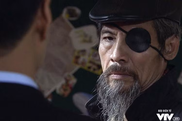 Hiện tại, nghệ sĩ Chu Hùng gây sốt màn ảnh Việt với vai diễn “bạo chúa” Thế “chột” trong “Người phán xử”. Sau “Bắc đại bàng” của “Cảnh sát hình sự”, ông tiếp tục mất tên vì vai diễn mới nhất này. Ảnh: VTV