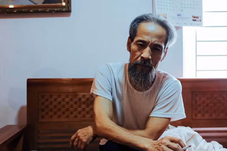  Nghệ sĩ Chu Hùng tên thật là Chu Ngọc Hùng, sinh năm 1956 tại Hà Nội. Ông là con trai duy nhất trong một gia đình căn bản. Ông từng trúng tuyển cả ngành hội họa và diễn viên. Theo bạn đi học diễn xuất, ông thấy hay và ngày càng đam mê. Ảnh: Dân Việt