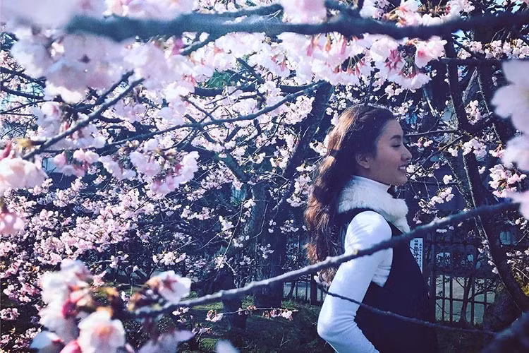 Nguyệt Ánh rạng rỡ ở đất nước mặt trời mọc. Chia sẻ hình ảnh, nữ diễn viên để lại dòng chú thích: “I can not stop loving you” (Tạm dịch: “Em không thể ngừng yêu anh”). Ảnh: FBNV