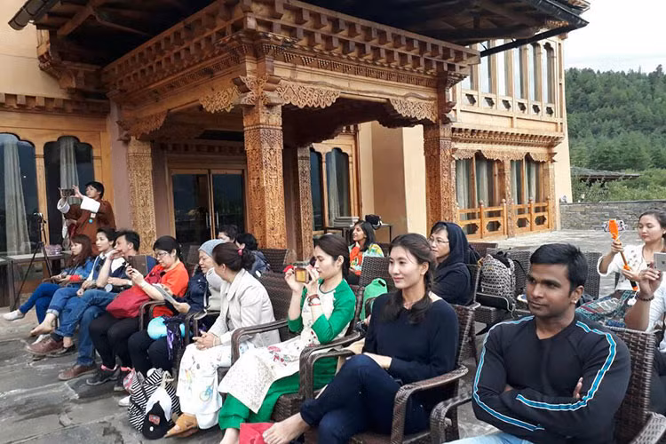 Một trong những hình ảnh hiếm hoi của Nguyệt Ánh bên chồng Ấn Độ được chụp trong một chuyến đi. Ảnh: Fanpage Guru Yoga