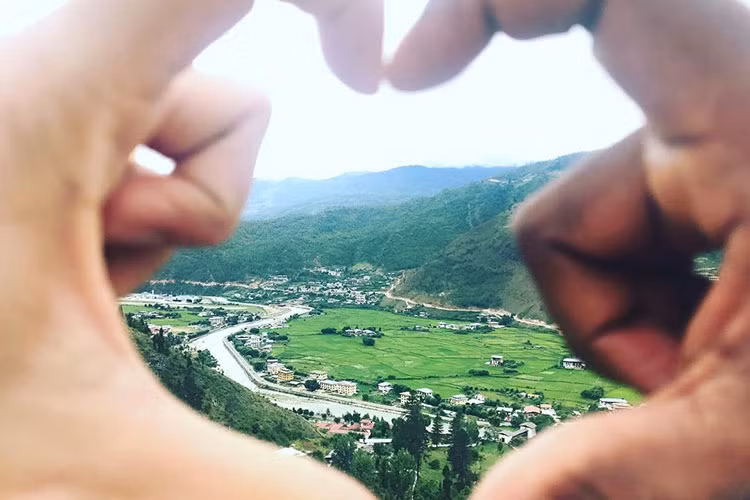 Nguyệt Ánh đăng tải khoảnh khắc cùng chồng làm biểu tượng trái tim đồng thời viết: “Let's travel together all our life” (Tạm dịch: Hãy cùng nhau đi du lịch cho đến lúc già nhé”. Ảnh: FBNV